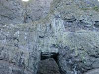 Felstor mit labilem Deckstein, Vestmannaklippen_Insel Streymoy